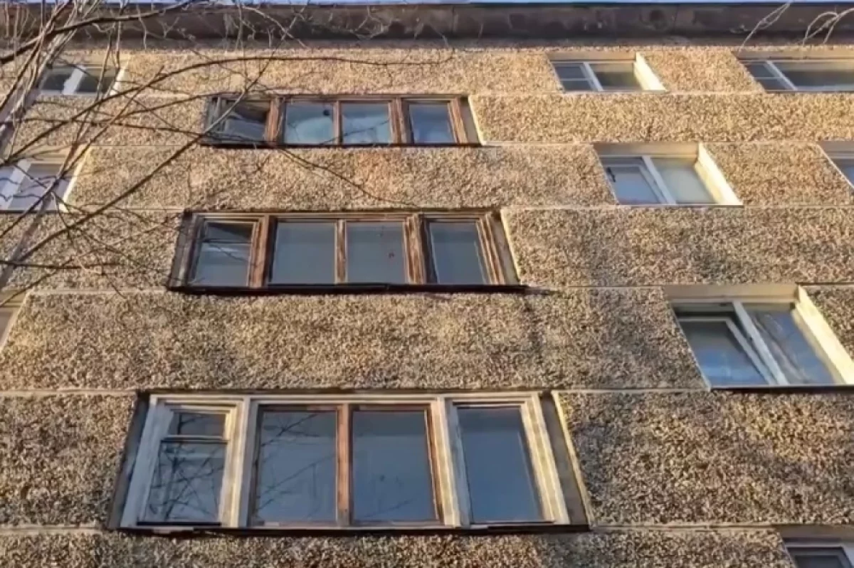 В доме на Героев-североморцев в Мурманске отремонтировали кровлю