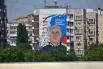 Мурал с изображением Андрея Бурлакова.  Портрет гвардии майора, начальника разведки Андрея Бурлакова появился на фасаде девятиэтажного дома на улице Школьной в Краснодаре. Военнослужащий родом из Анапы погиб во время боёв за аэропорт Херсона. Его посмертно представили к награждению орденом Мужества.