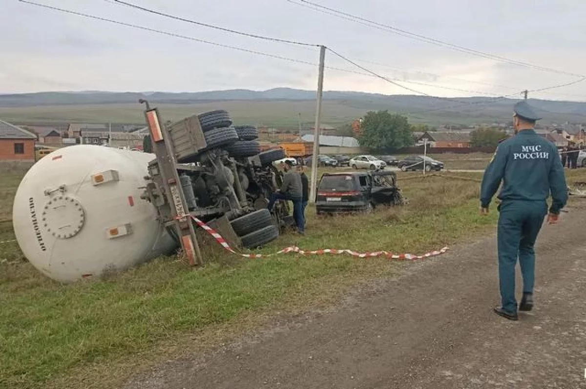 Человек погиб и трое пострадали в ДТП с КамАЗом-газовозом в Ингушетии