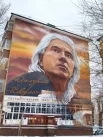 Дмитрий Хворостовский. Знаменитый оперный певец родился, жил и учился в Красноярске. Этот мурал 2026 года, но раньше здесь же был тоже мурал с его изображением. Фасад дома обновили и мурал тоже создали новый. 