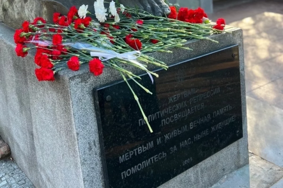 В Тольятти возложили цветы к памятнику жертвам политических репрессий